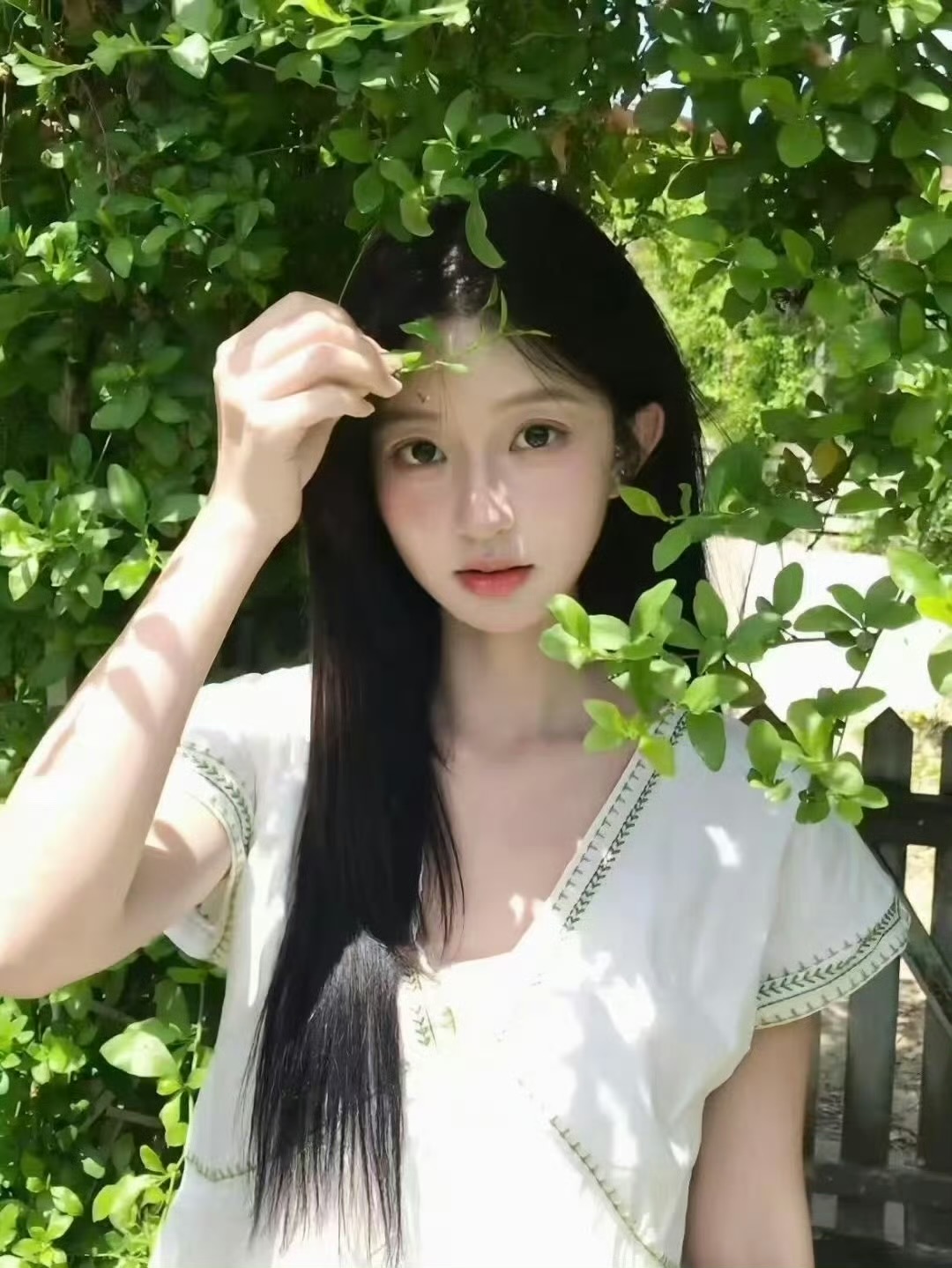 伴游女生闵易青的资料