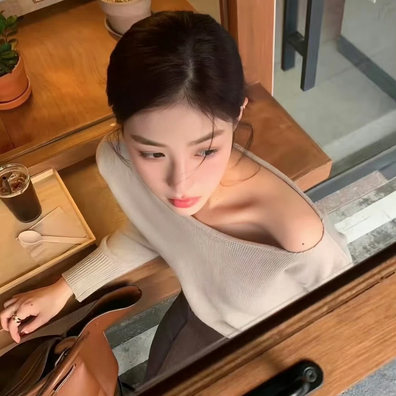 伴游女生衔香的资料